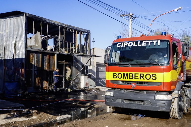 No quedó nada tras el incendio. El depósito fue arrasado por las llamas. Foto Anahí Cárdena.