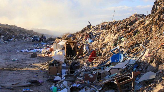 Los camiones y vecinos tiraron basura durante años en un predio privado.