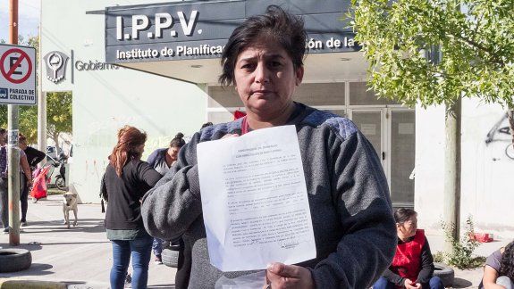 Ocuparon el IPPV para exigir una casa para una familia