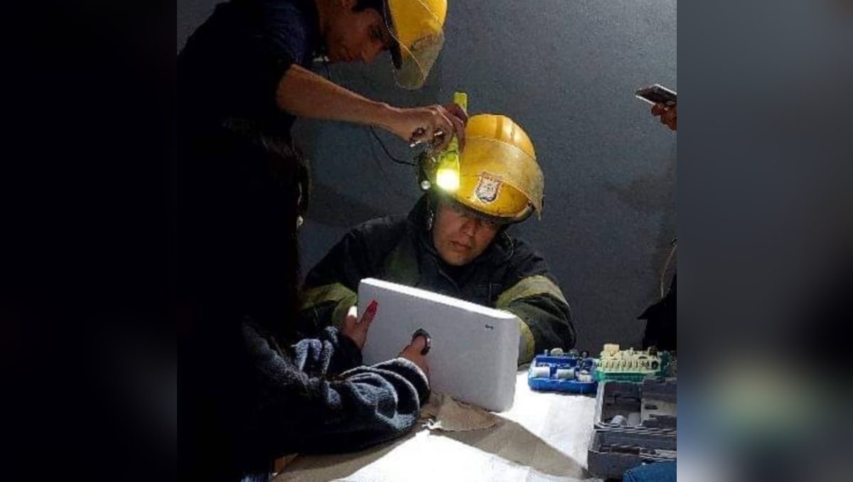 Tiró la cadena y el dedo le quedó trabado: la salvaron los bomberos