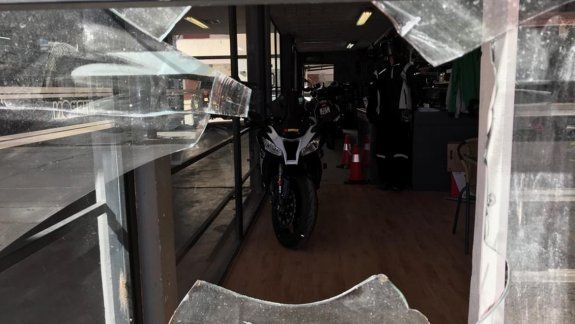 Volvieron a romper la vidriera de Nippon y se llevaron indumentaria