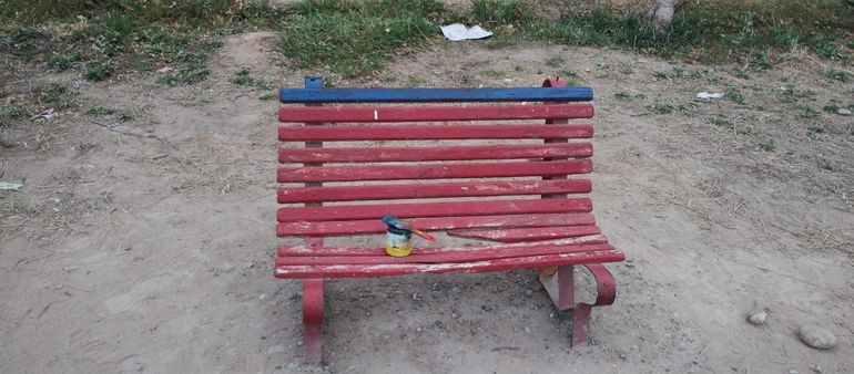 En la plaza ubicada detrás de la Subcomisaría 82 ya está casi terminado el trabajo de pintado de los juegos y los bancos del lugar.
