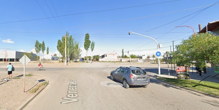 Los dos hombres se pusieron de acuerdo e interceptaron a la conductora para robarle su moto.