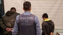 Los dos motochorros detenido tras una persecución policial iniciada luego de que intentaran robar una moto. 