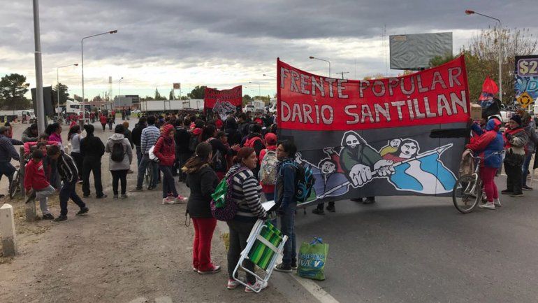 El Frente Popular Darío Santillán corta el puente por planes sociales y alimentos