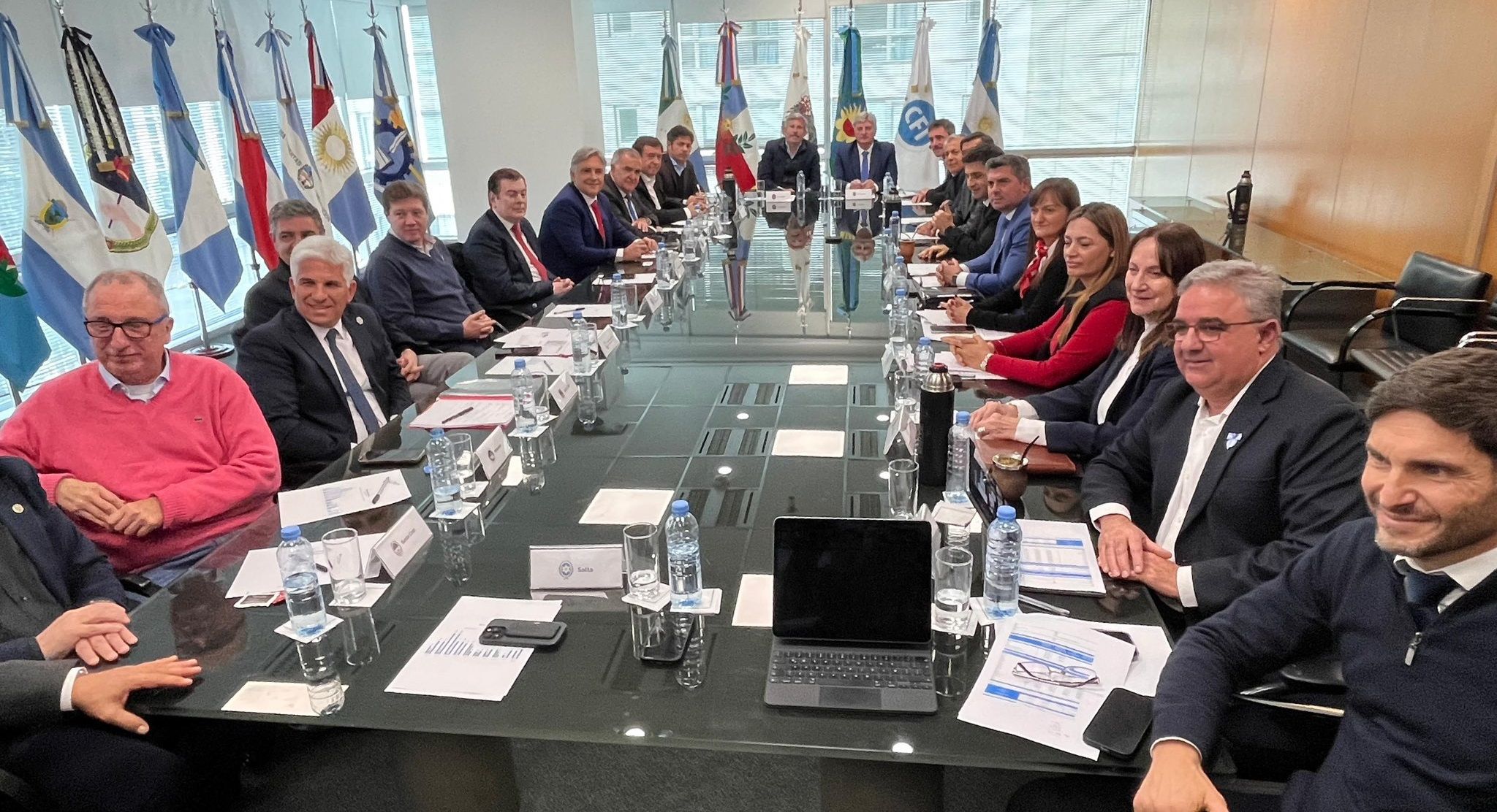 Los gobernadores presionan a Nación y los intendentes se suman al respaldarlos.