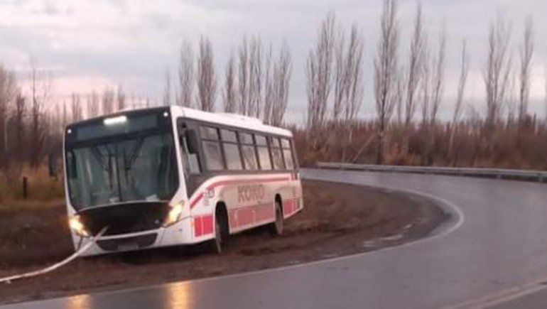 Despistó un colectivo KoKo en una peligrosa curva sobre la Ruta 65