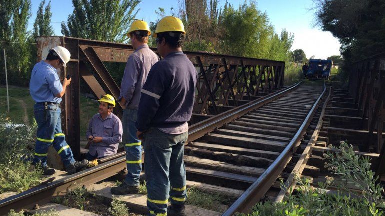Trabajan para reparar el puente ferroviario 