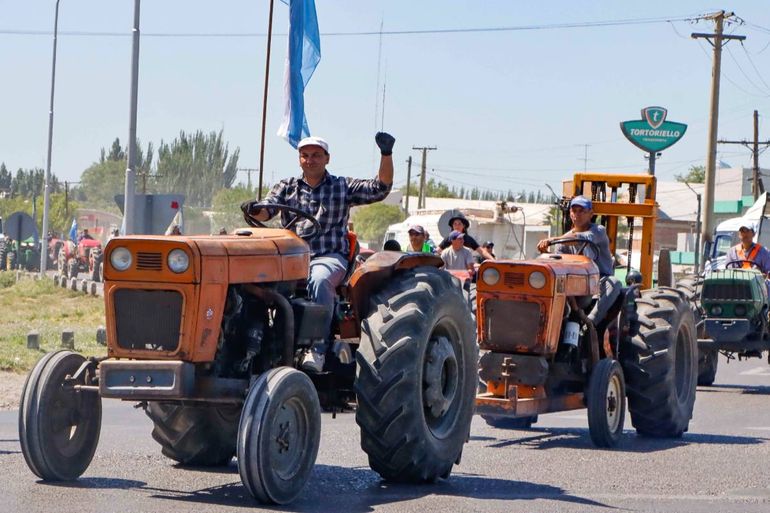 Chacareros protestaron con un tractorazo