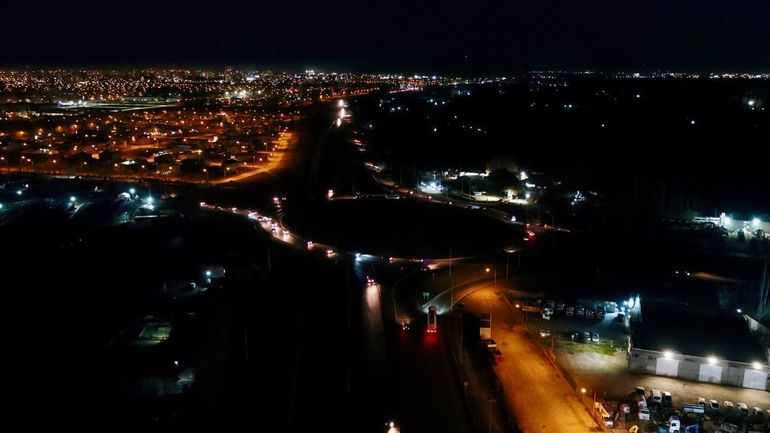 Finalmente se hizo la luz en la rotonda de acceso al tercer puente. Foto: gentileza Municipio Cipolletti.