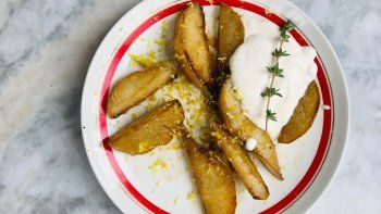 Pera caramelizada en sartén, un postre simple y delicioso | LMCipolletti.com Pera caramelizada en sartén, un postre simple y delicioso