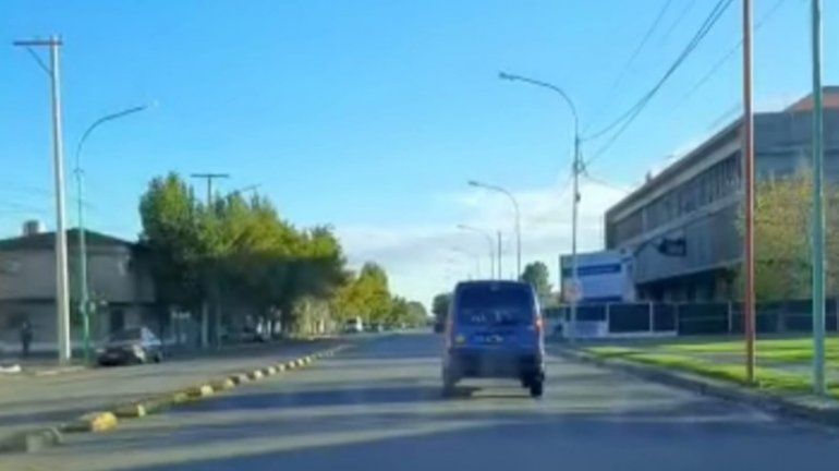Video: así se daba a la fuga el conductor de la Kangoo azul