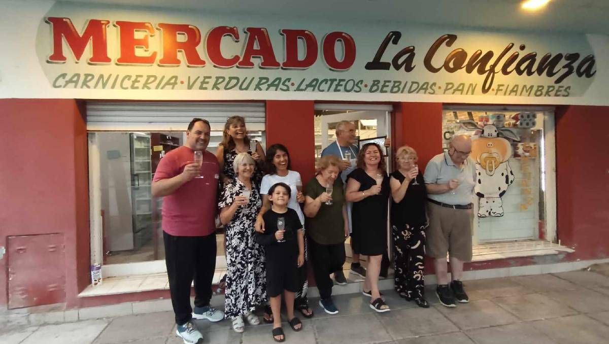 Hubo un brindis familiar antes de bajar la persiana en medio de la nostalgia y anécdotas. Cierra el histórico mercado La Confianza.