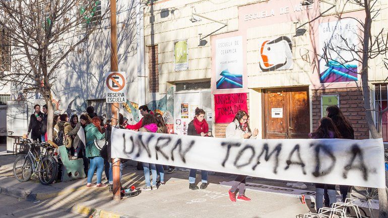 La protesta comenzó en Cipolletti y se extendió hasta Roca.