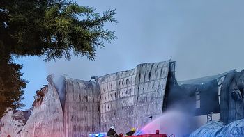 El techo colapsó en una importante porción del edificio y otro sector presenta riesgo inminente de derrumbe.