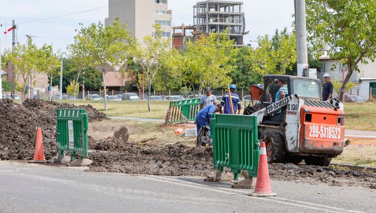 Arsa reemplaza cañerías de cloacas en un ingreso a Cipolletti