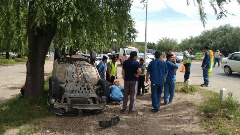 Una mujer volcó sobre la Ruta 22 y sufrió heridas leves