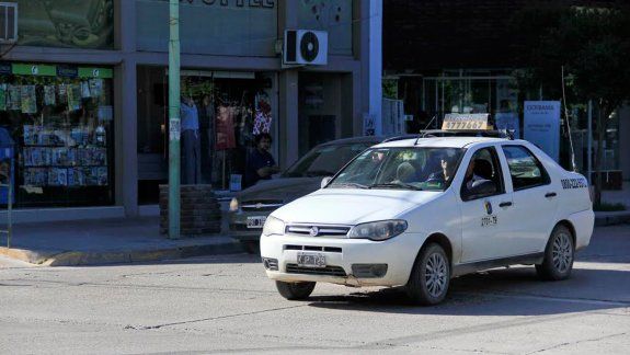Los taxistas cipoleños aguardan con expectativa el incremento que fijará el gobierno municipal. Se espera impactar lo menos posible en los bolsillos.