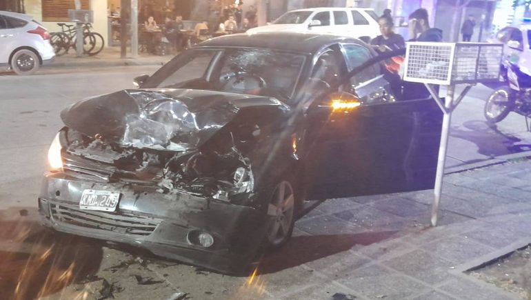 Corrían picadas en el centro de Cipolletti y chocaron con un auto estacionado. Foto: Antonio Spagnuolo.