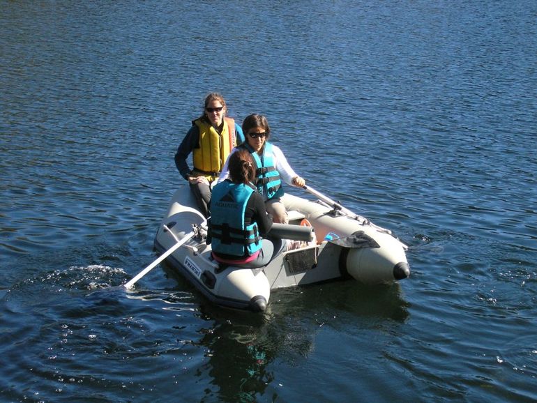 Actualmente, las especialistas buscan determinar si la especie logró establecerse en los lagos de la región y cuáles podrían ser sus posibles efectos ecológicos.