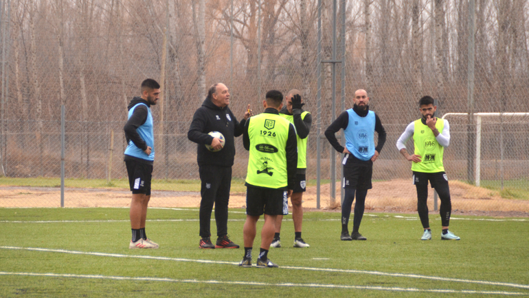 Bonjour con sus jugadores en el entrenamiento del jueves. Fotos: Antonio Spagnuolo