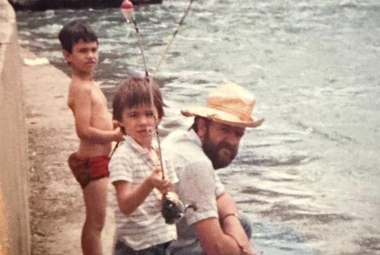 De pequeño, pescando en nuestra ciudad. De pequeño, pescando en nuestra ciudad.