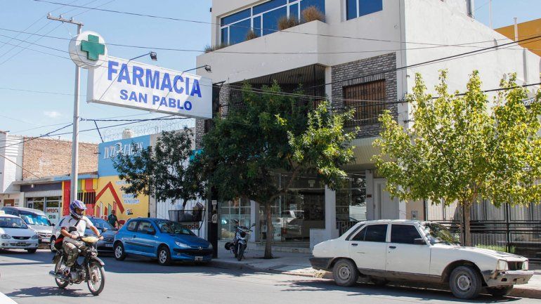 El violento delincuente ingresó el domingo por la mañana a la farmacia San Pablo