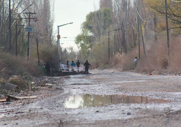 Ocupantes rompen un caño al intentar conexión ilegal