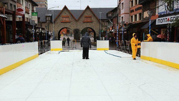 Una pista gigante de patinaje sobre hielo en pleno centro de Bariloche