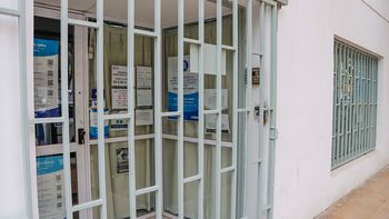 camuzzi atiende con restricciones y candado en la puerta camuzzi atiende con restricciones y candado en la puerta