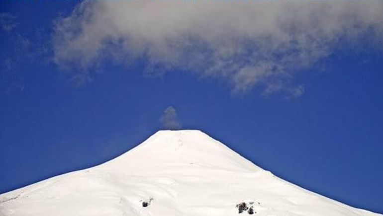 El volcán chileno Villarrica cambió su alerta a naranja