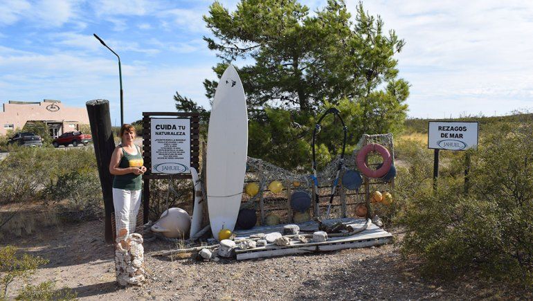 La playa recibe lo que escupe el mar