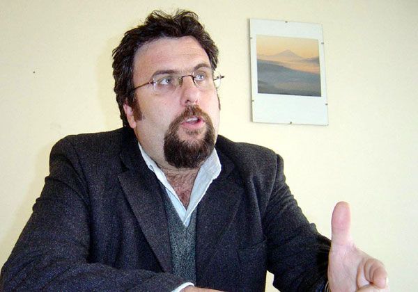 “Con su descalificación pretende ocultar la falta de políticas de educación pública”