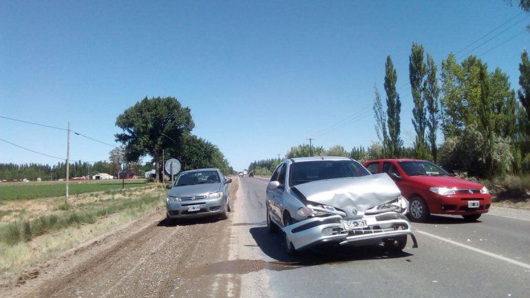 Choque en cadena: un auto terminó dentro del desagüe en Guerrico