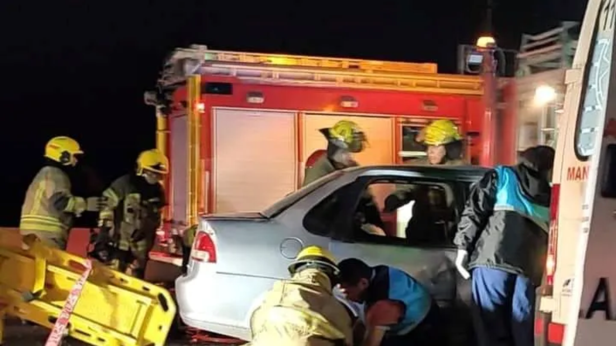 El Corsa impactó contra el paredón de la Ruta 22. Dos personas murieron y una tercera está en grave estado.&nbsp;