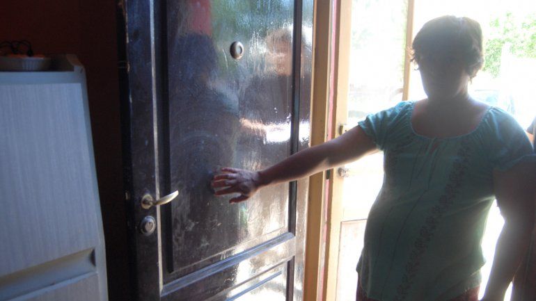 Los ladrones ingresaron a la casa luego de patear la puerta del comedor. Dos se encontraban armados con un pistolón y un revólver.