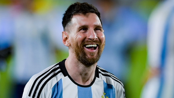 Argentina golea a Curazao y Messi pasó los 100