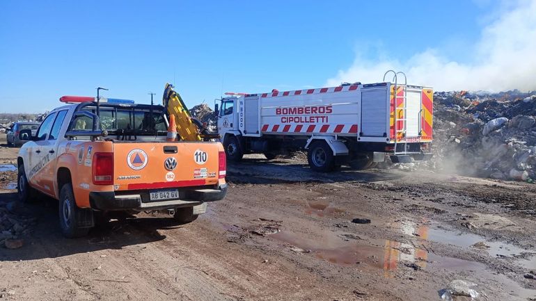 El municipio continúan trabajando en el basural para apagar el fuego (Foto archivo).