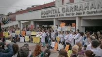 Médicos residentes, psicopedagogas y especialistas reclaman aumento salarial en el hospital Garrahan.