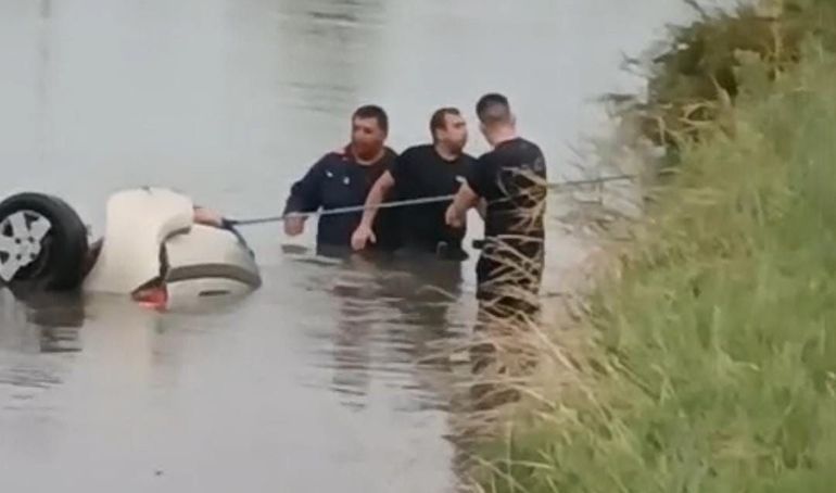 El auto quedó sumergido en el canal de riego, en la zona de Cervantes. Un intenso operativo se efectúa en el lugar en busca de las víctimas. 