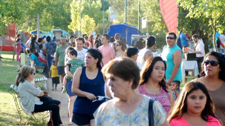 El Paseo Cultural se realiza en el predio del ferrocarril de calle Fernández Oro.
