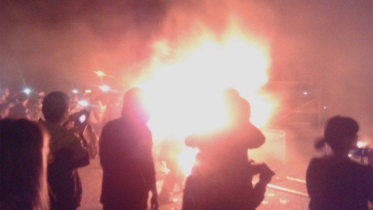 Pity Álvarez tocó siete horas tarde y el público incendió el estadio