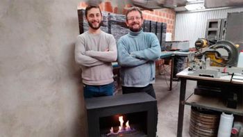 Los inventores de la estufa que calefacciona los ambientes y no necesita conexión al gas ni a la electricidad.