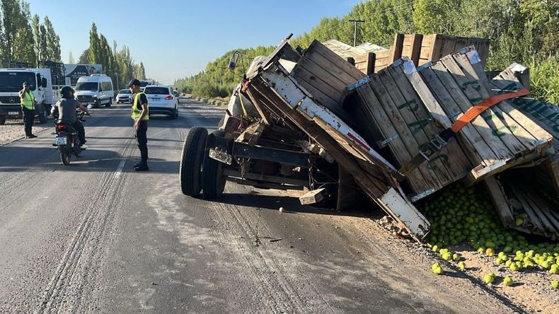 Caos en la Ruta 151 por un camión averiado que perdió la carga de peras