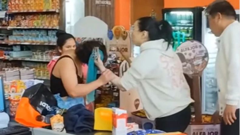 La cajera descubrió el intento de robo y reaccionó con violencia frente a los clientes, mientras otra mujer observaba sin intervenir.