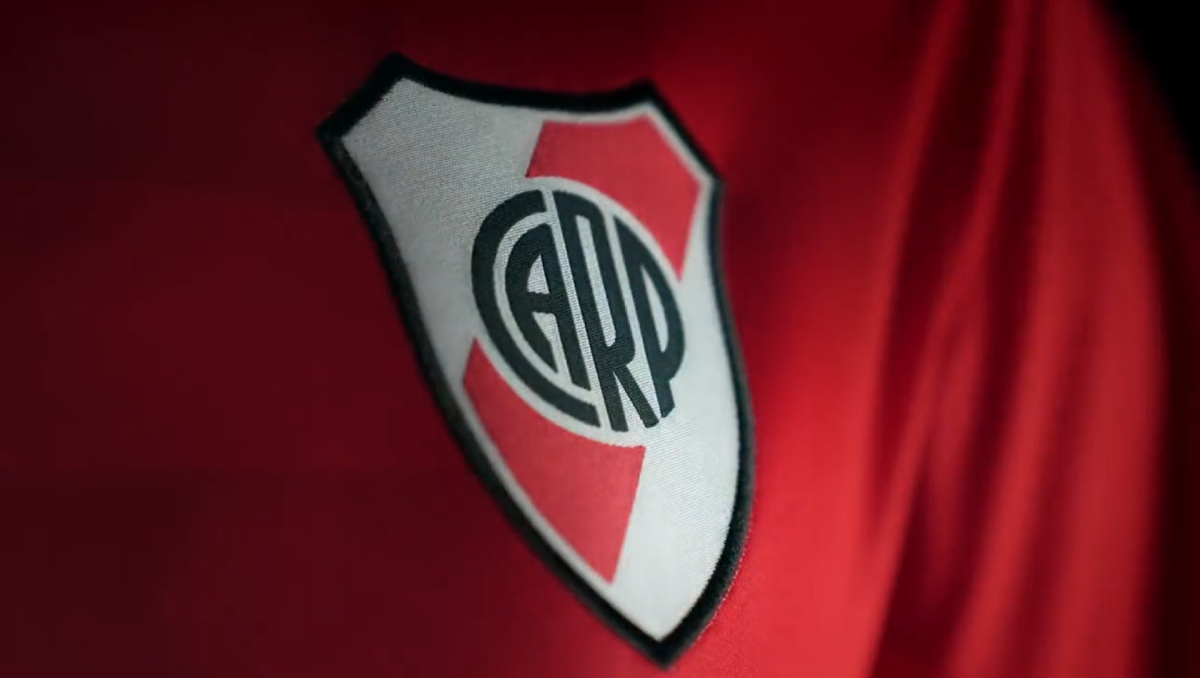 River presentó camiseta alternativa en la previa del Superclásico