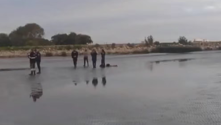 Hallan cadáver de un joven atado de las manos a la orilla del río
