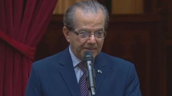 Al diputado le quedó el micrófono abierto y se escucharon sus comentarios sobre tres diputadas. | LMCipolletti.com Al diputado le quedó el micrófono abierto y se escucharon sus comentarios sobre tres diputadas.