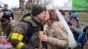 el amor es mas fuerte: soldados se casaron en plena guerra