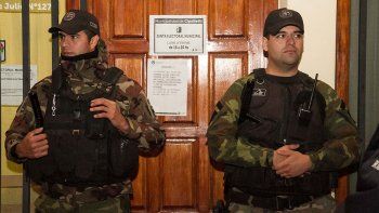 piquete de politicos en la puerta de la junta electoral municipal